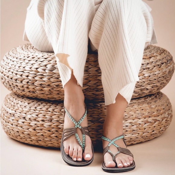 Seashell Chic Women's Sandals with Braided Straps - Picture 4 of 4